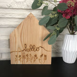 Holzdekohaus mit Lasergravur „Einander ans Herz wachsen“