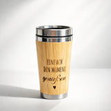 Thermobecher to go – „Einfach den Moment genießen“ (Bambus-Look, graviert)
