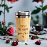 Thermobecher to go – „Einfach den Moment genießen“ (Bambus-Look, graviert)