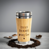 Thermobecher to go – „Einfach den Moment genießen“ (Bambus-Look, graviert)