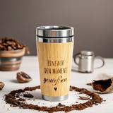 Thermobecher to go – „Einfach den Moment genießen“ (Bambus-Look, graviert)