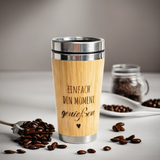 Thermobecher to go – „Einfach den Moment genießen“ (Bambus-Look, graviert)