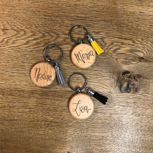 Schlüsselanhänger rund aus Holz personalisiert mit Namen
