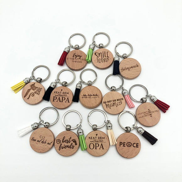 Schlüsselanhänger rund aus Holz mit verschiedenen Sprüchen, Mama, Papa, Opa, Oma etc.