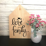 Holzdekohaus mit Lasergravur "Family und Namen"