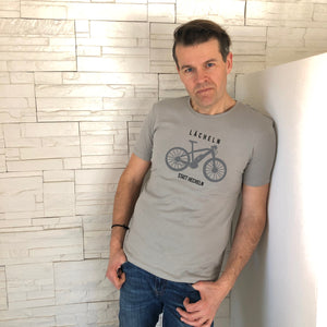 Herren T-Shirt aus Bio-Baumwolle E-Bike Fahrer "Lächeln statt hecheln"