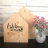Holzdekohaus mit Lasergravur „Zuhause ist…“