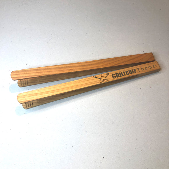 Grillzange aus Kirsch-Holz individuell, personalisiert lasergraviert